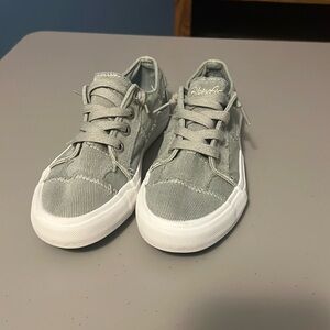 Size 6.5 Malibu Blonfish sneakers. In good condition.